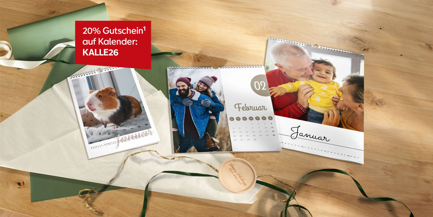 CEWE Fotokalender mit glücklichen Momenten von Familie und Haustier und ein Gutscheincode mit 20%