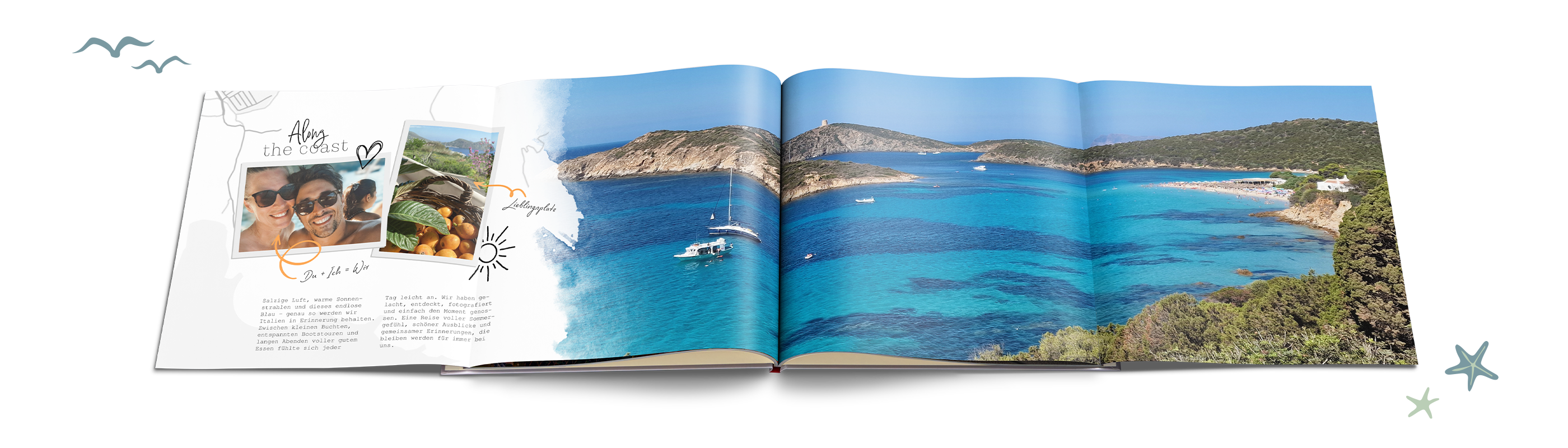 ufgeschlagenes CEWE FOTOBUCH mit einer Panoramaseite, das eine türkisblaue Küstenlandschaft und Urlaubsfotos zeigt.