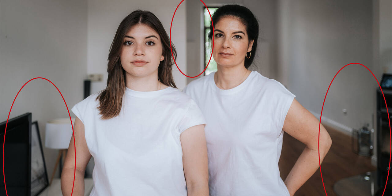 Zwei Frauen in weißen T-Shirts sind in der Mitte des Bildes zu sehen. Auf dem Foto sind drei rote Kreise zu sehen, die die unruhigen Stellen des Fotos einzeichnen.