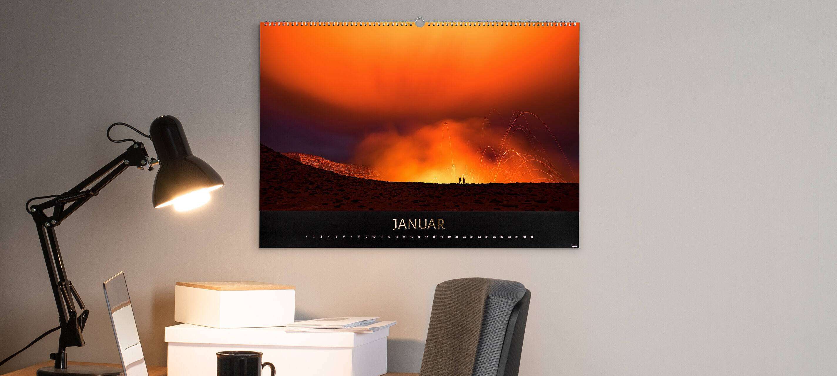 Wandkalender mit Vulkan-Fotomotiv im Wohnambiente.